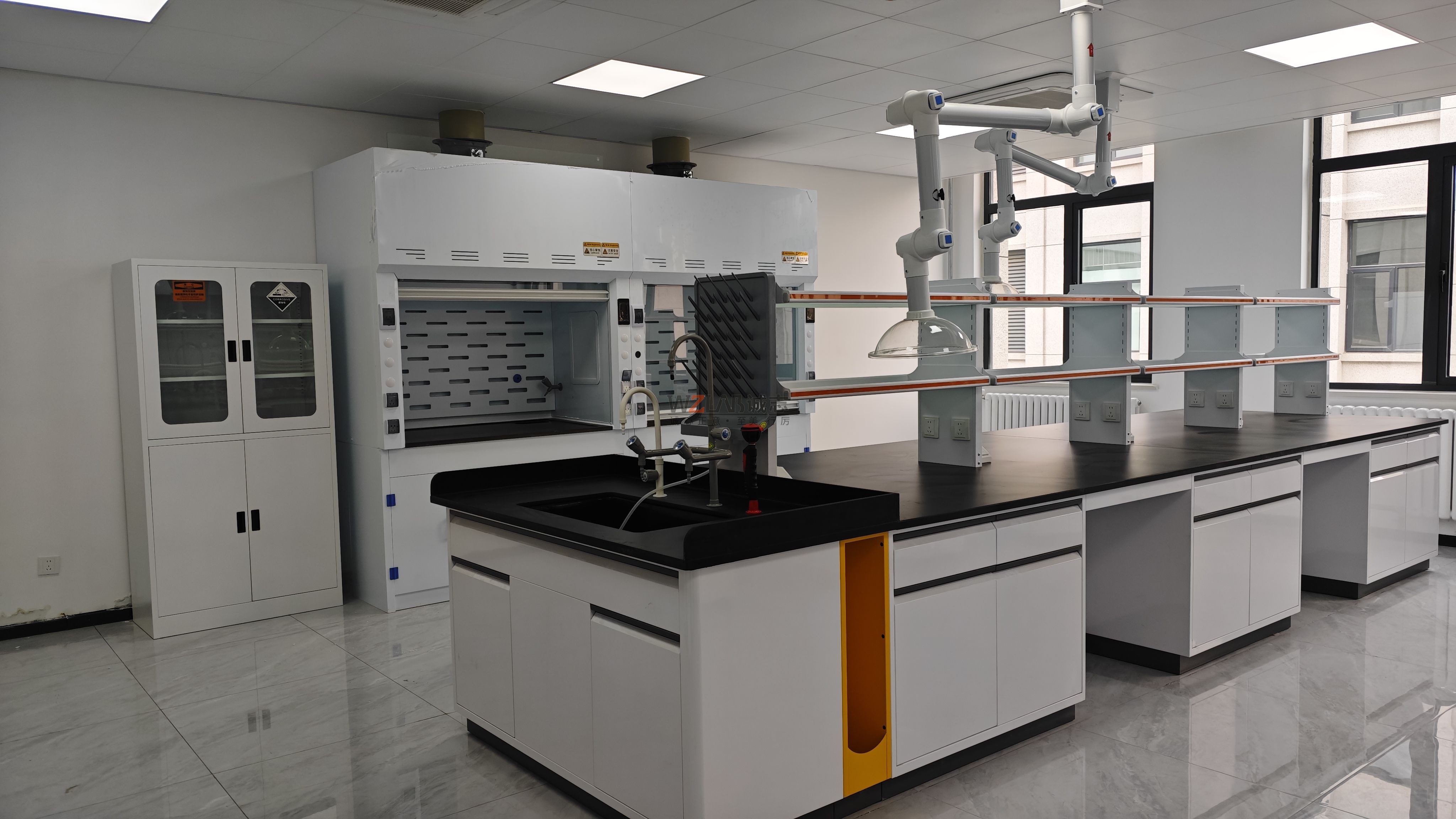 超凈工作臺的結(jié)構(gòu)和原理是什么?與普通實驗臺有什么區(qū)別?