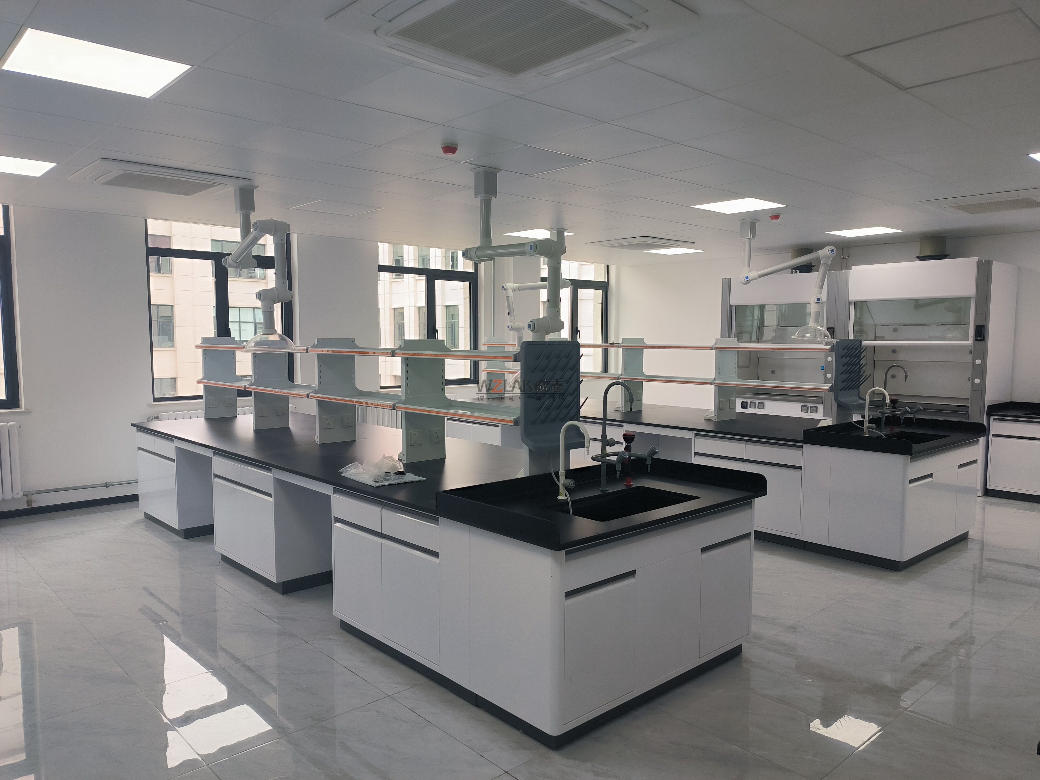 實驗臺的尺寸怎么選擇,是不是越大越好